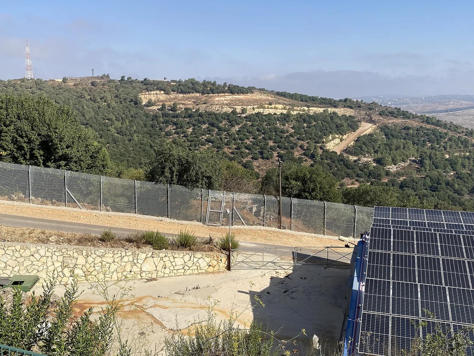 4 blessés par un drone du Hezbollah à Shomera lors d'intenses frappes au Liban