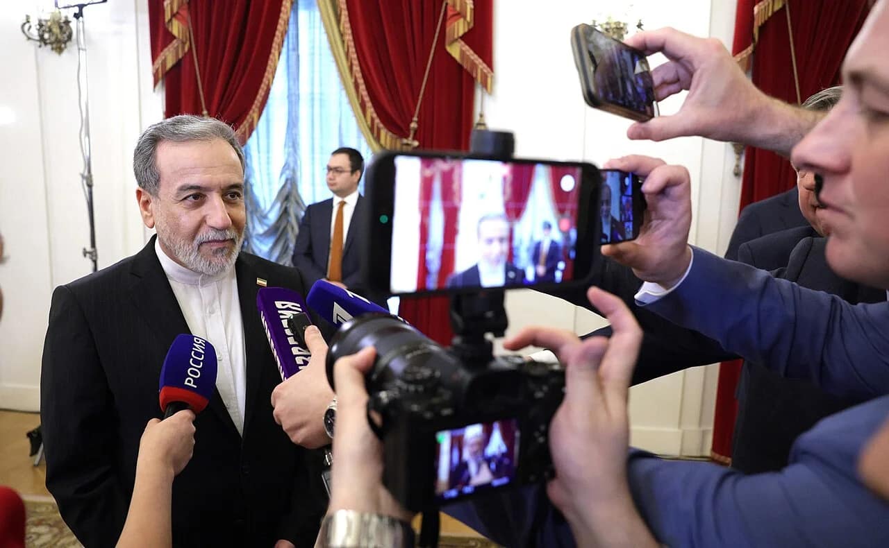 Abbas Araghchi (ministre iranien) arrive à Oman pour sécuriser le détroit d'Ormuz, crucial pour Israël