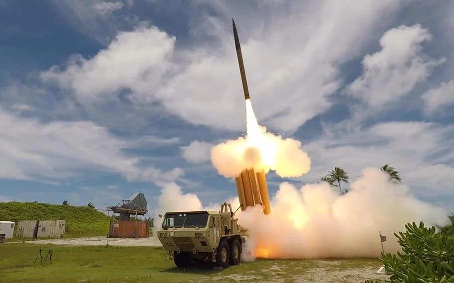 La défense aérienne du Koweït intercepte une vague de missiles et de drones iraniens