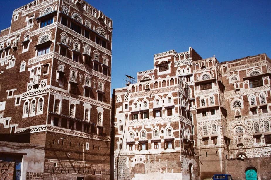 L'aviation saoudienne frappe des installations pétrolières des rebelles houthis à Sanaa (Yémen)