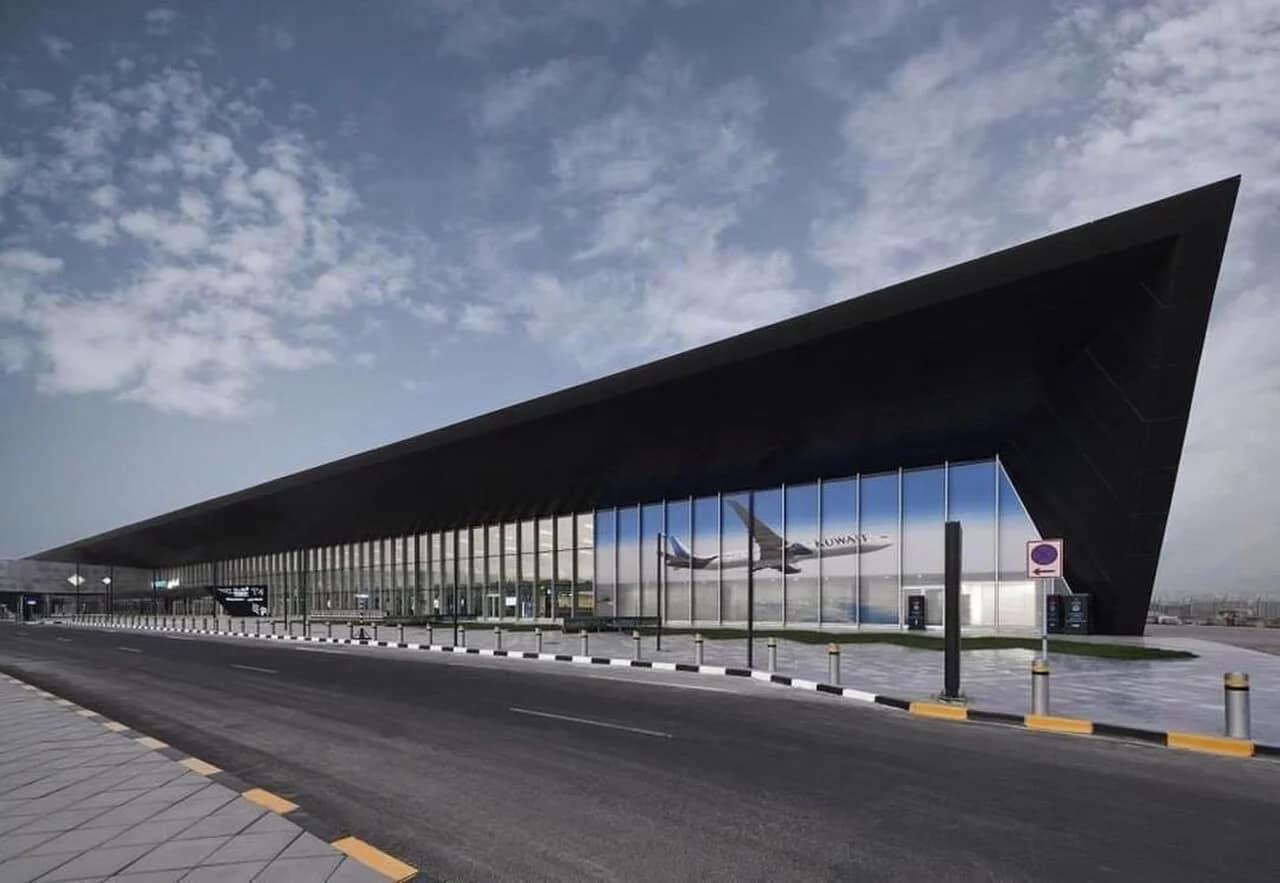 Le Koweït confirme 1 mort dans l'attaque iranienne contre l'aéroport international de la capitale