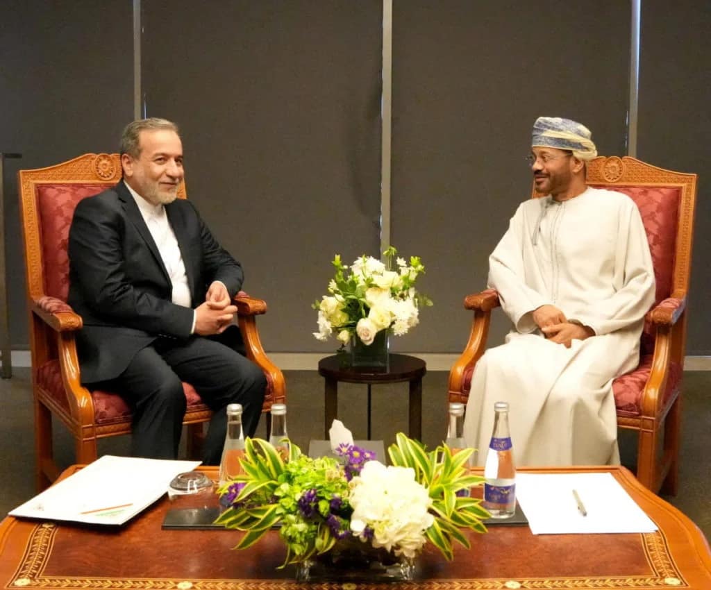 Abbas Araghchi (ministre iranien) arrive à Oman pour sécuriser le détroit d'Ormuz, crucial pour Israël