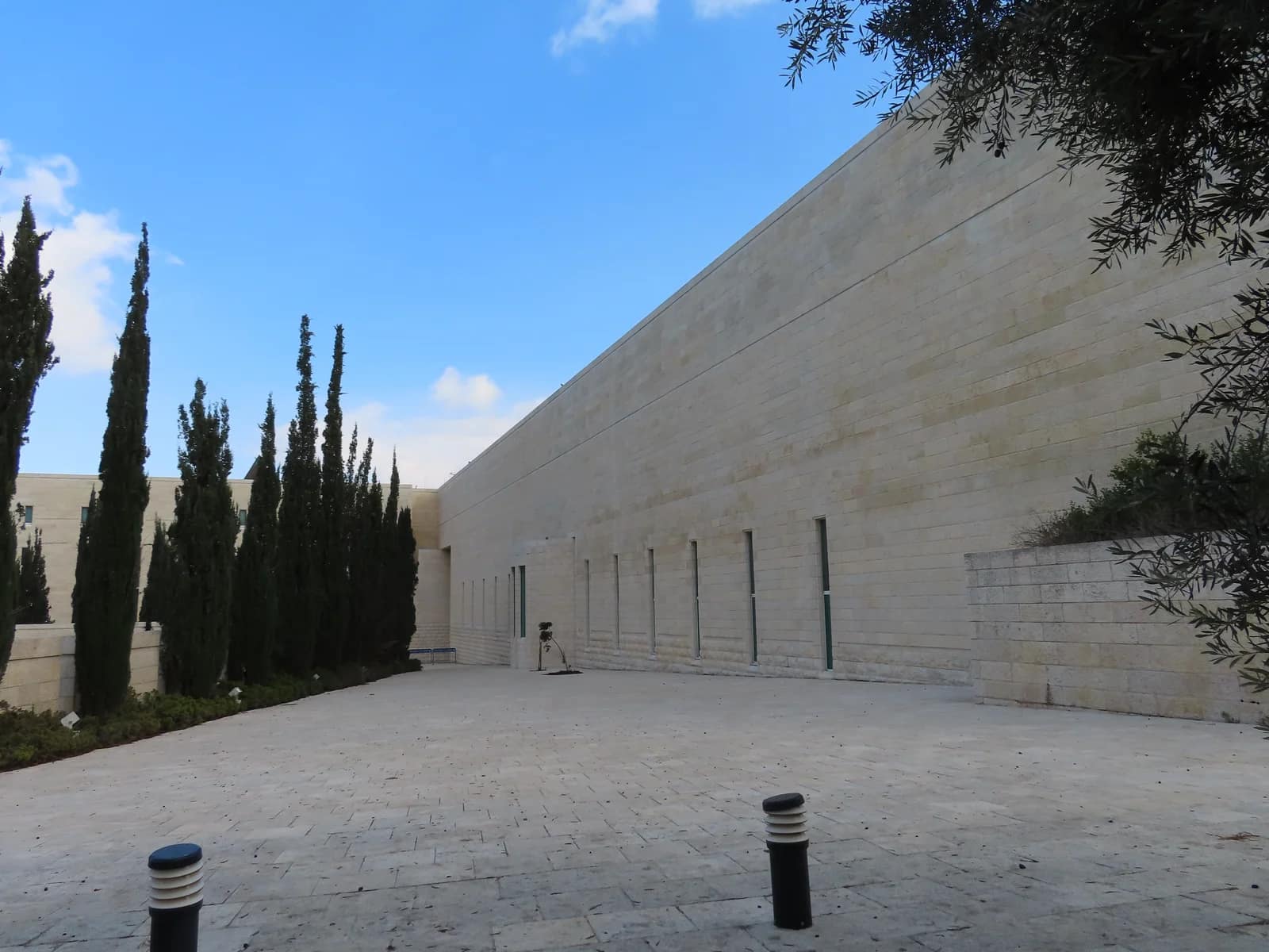 Le ministre Yariv Levin appelle à ignorer une décision de la Cour Suprême