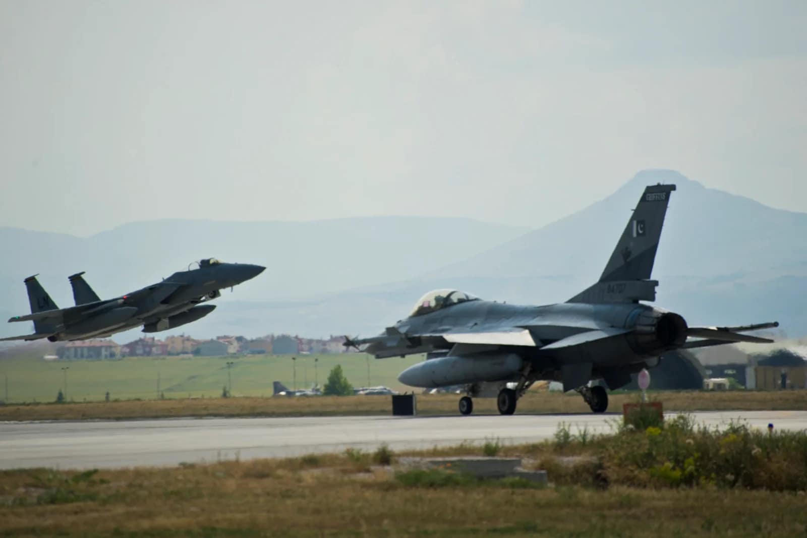 Le Pakistan aurait permis à l'Iran de stationner des avions militaires pendant les négociations