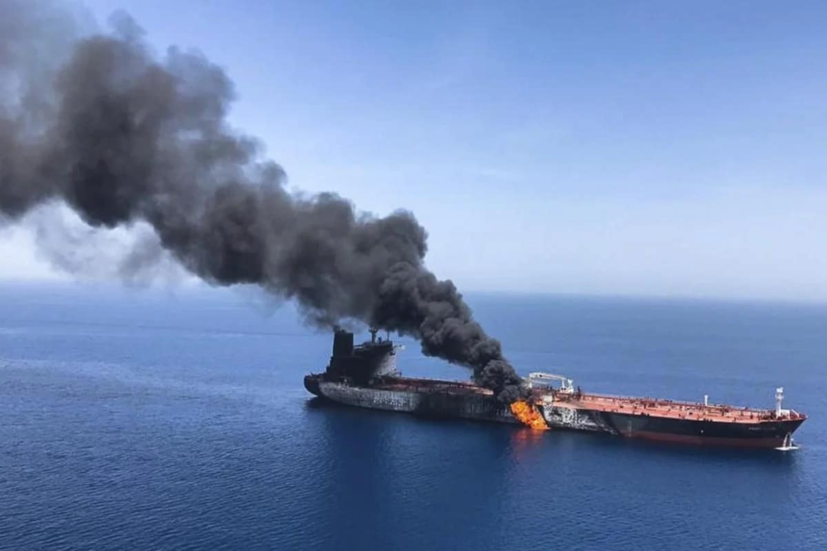 Le pétrolier El Gaya s'embrase après avoir heurté une mine dans le détroit d'Ormuz