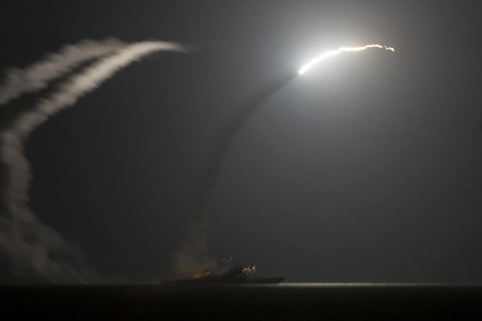 Les États-Unis lancent une nouvelle série de frappes contre des sites militaires en Iran