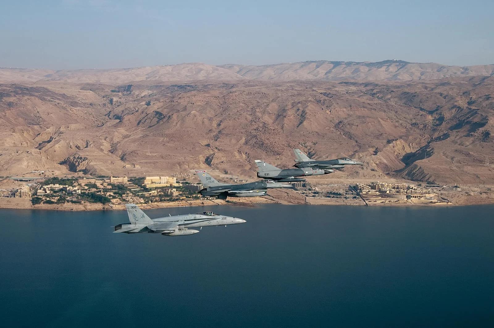 Les États-Unis mènent des frappes défensives contre des sites militaires en Iran