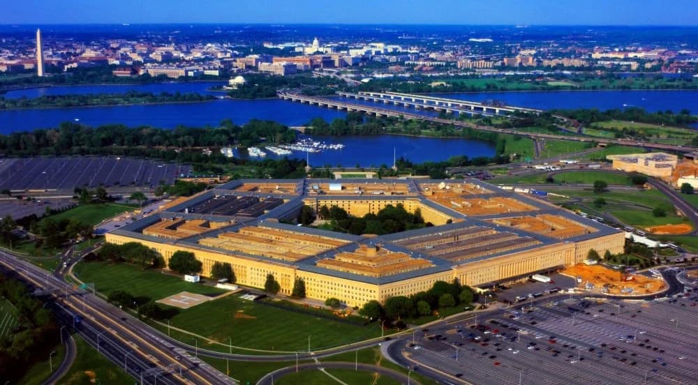 Les États-Unis mènent des frappes défensives contre des sites militaires en Iran