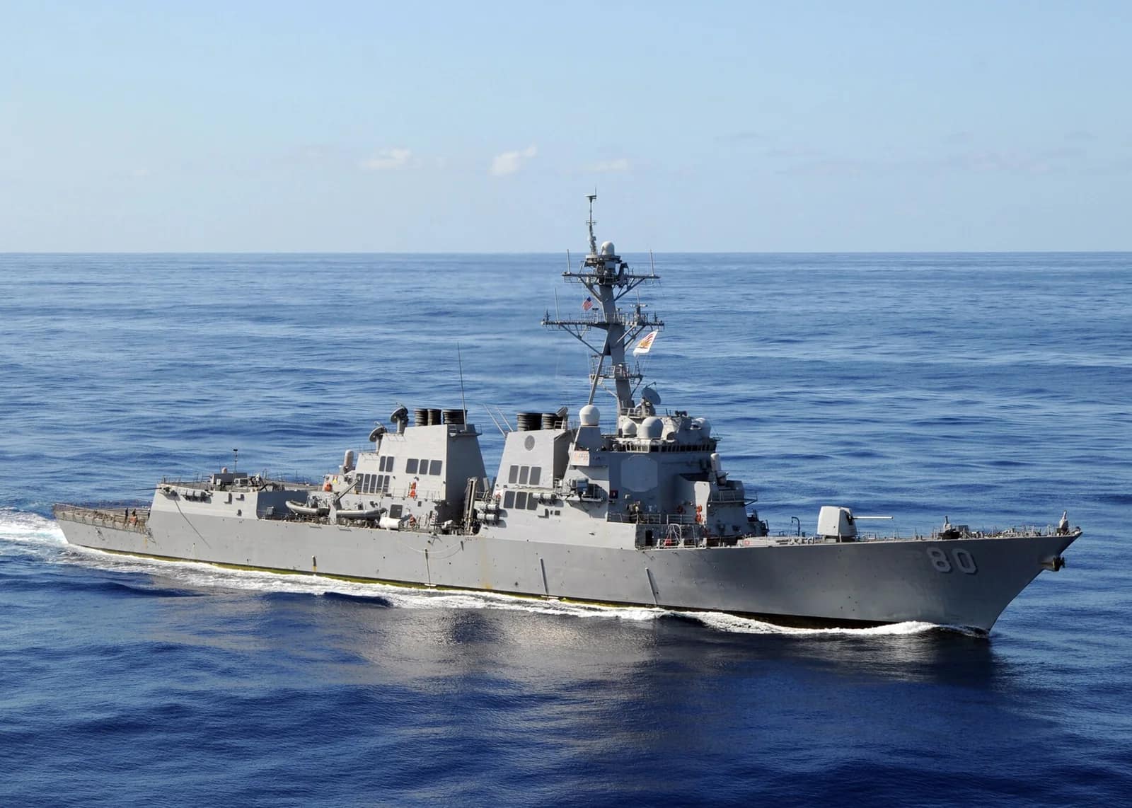 Les Gardiens de la Révolution auraient lancé des missiles contre un destroyer américain