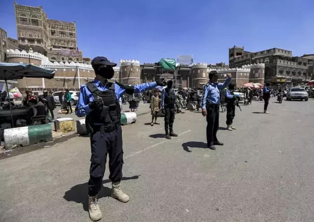 Les Houthis décrètent un blocus total contre les navires israéliens en mer Rouge