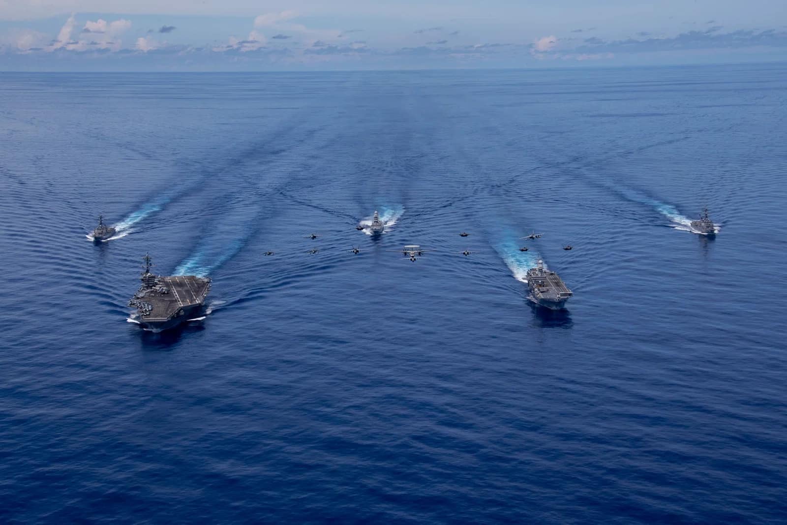 Les trois porte-avions américains opèrent simultanément au Moyen-Orient, premier déploiement en 3 décennies