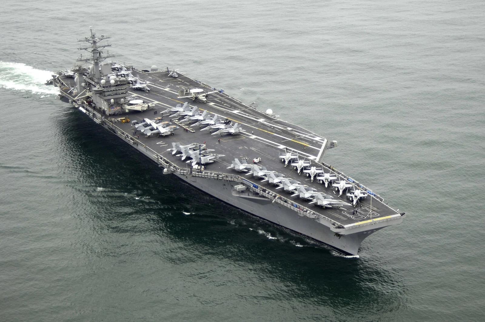 L'otage libéré Alon Ohel joue sur l'USS Nimitz pour l'indépendance des États-Unis
