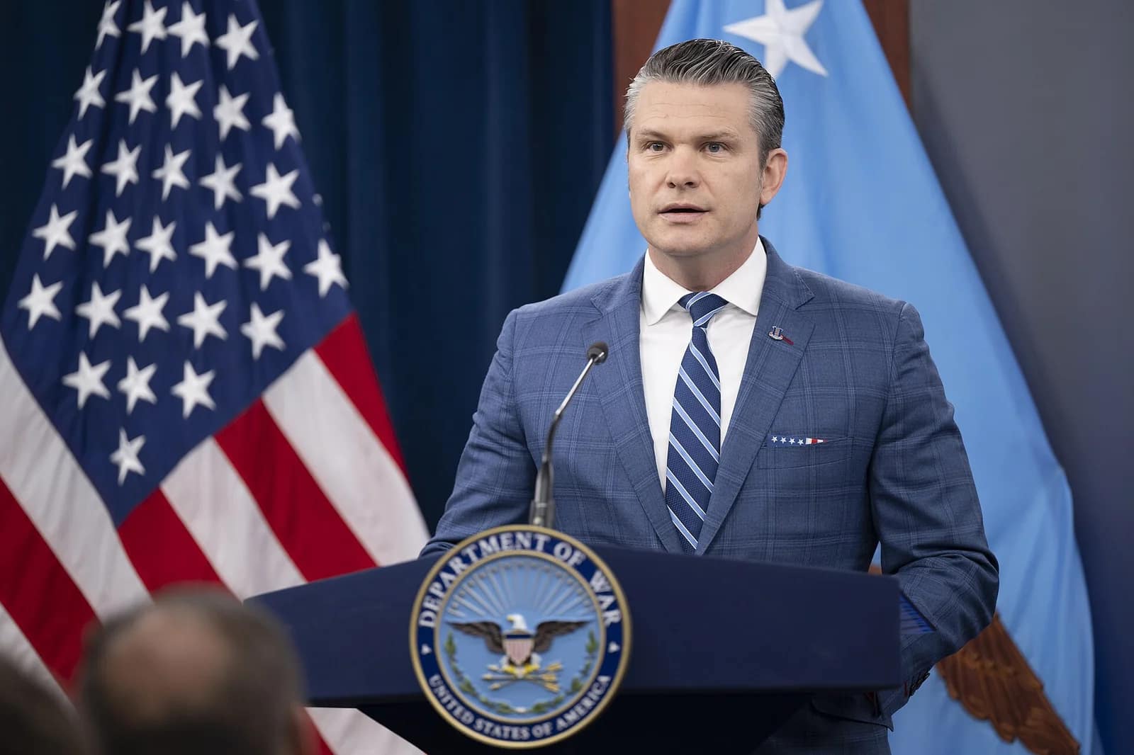 Pete Hegseth (secrétaire américain à la Défense) n'exclut pas des frappes dans le détroit d'Ormuz