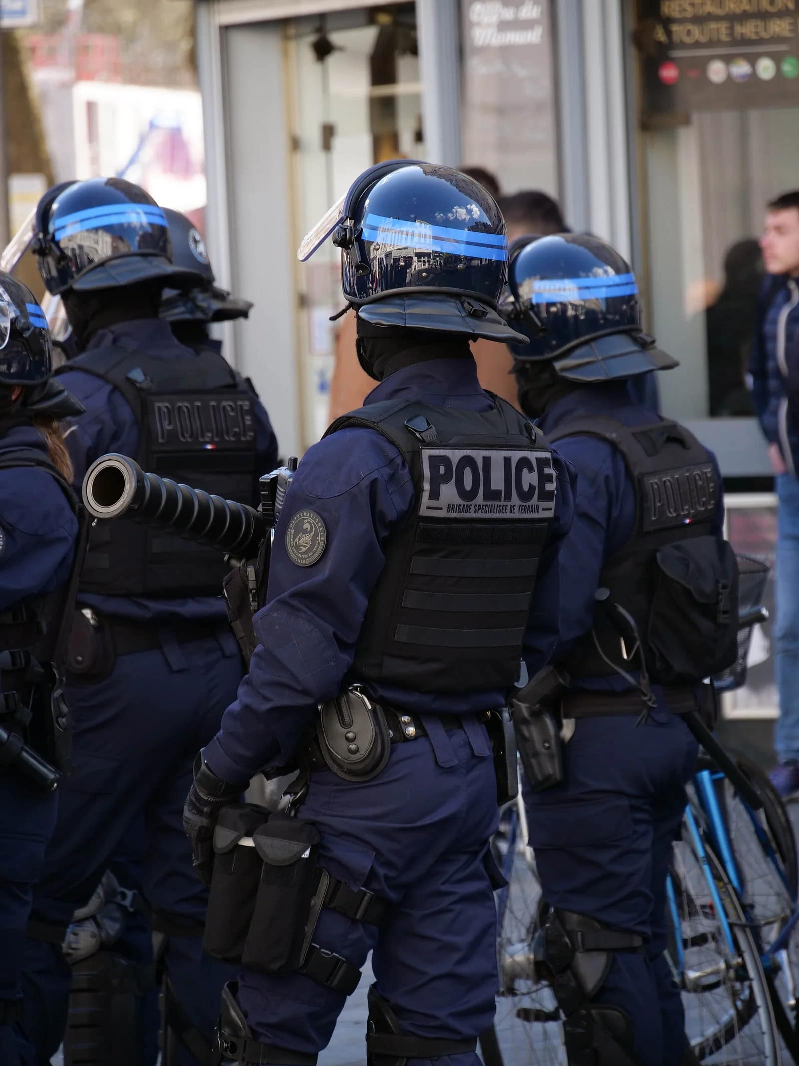 Samedi, des militants d'ultradroite ont attaqué des manifestants dans plusieurs villes de France