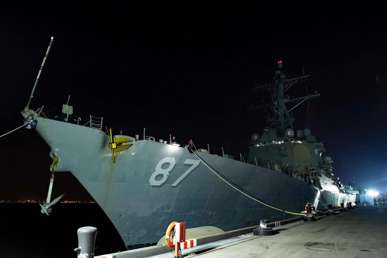 Selon l'agence iranienne Fars, 2 missiles auraient touché un destroyer américain au détroit d'Ormuz