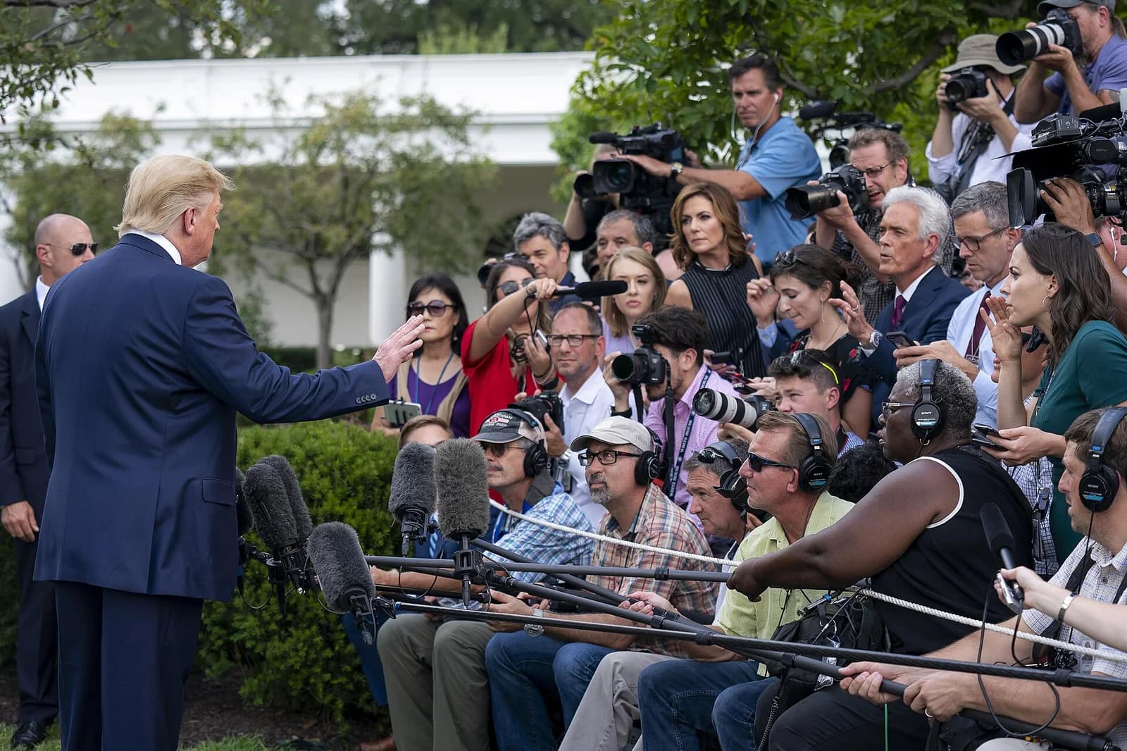 Trump confirme mener des discussions approfondies avec l'Iran tout en menaçant de reprendre l'offensive