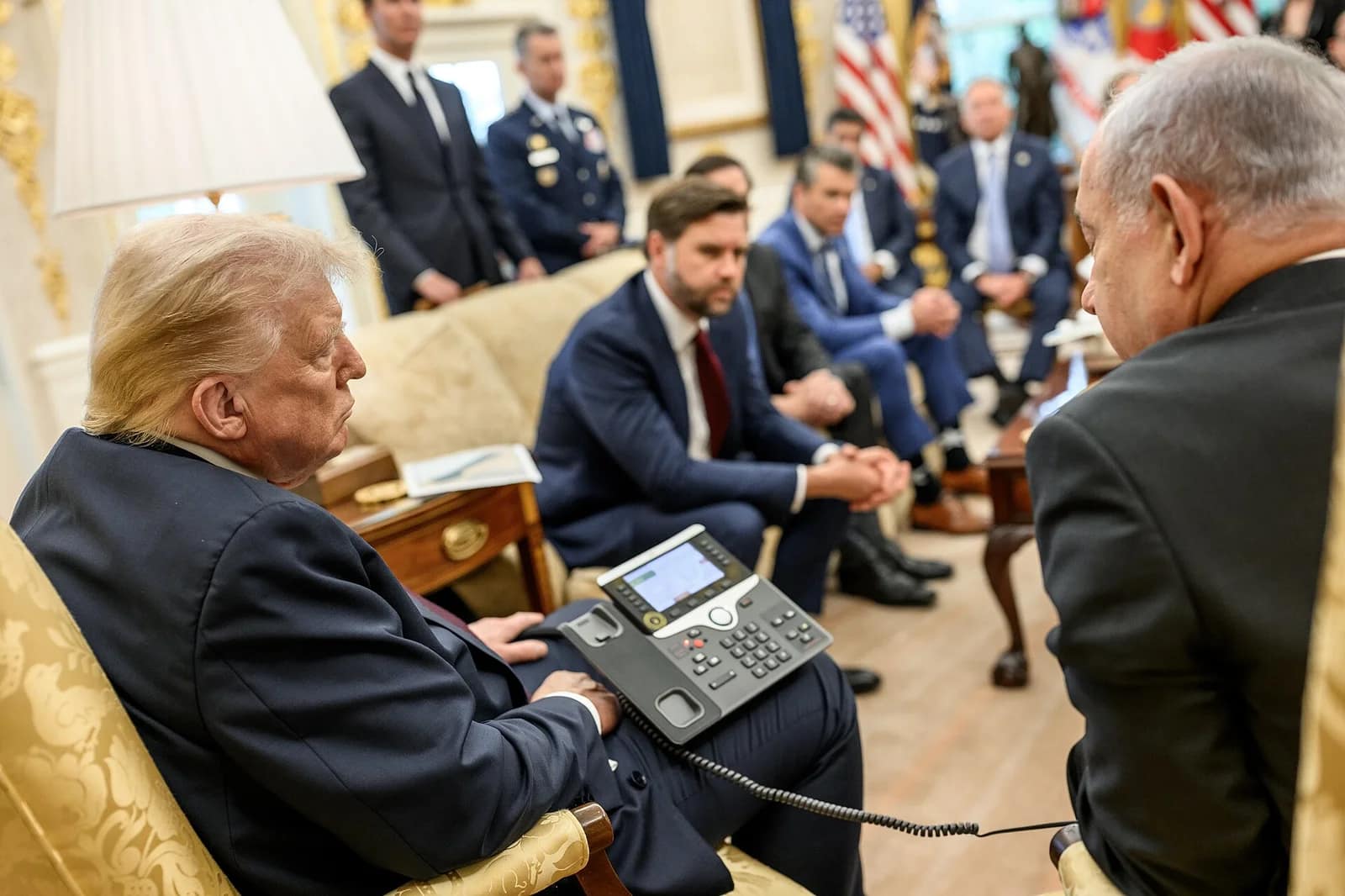 Trump privilégie la pression économique contre l'Iran plutôt qu'une action militaire immédiate