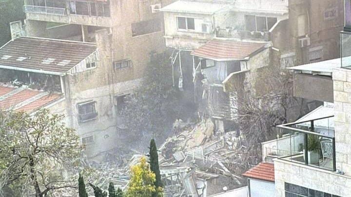 Un missile frappe un immeuble à Haïfa, deux victimes confirmées
