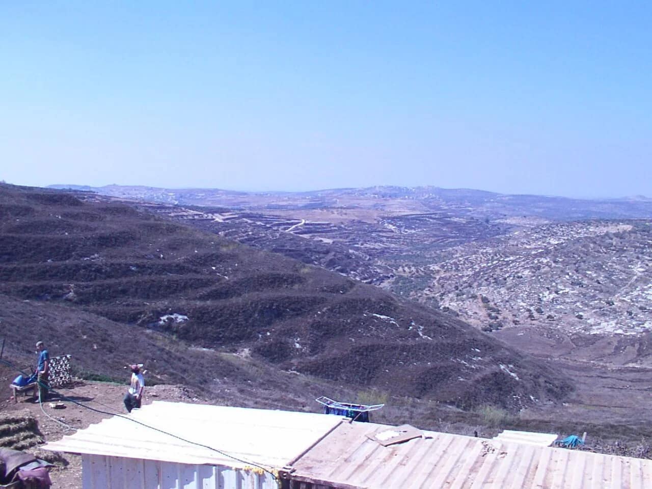 Un Palestinien blesse 4 randonneurs israéliens avec l'arme d'un agent de sécurité en Judée-Samarie