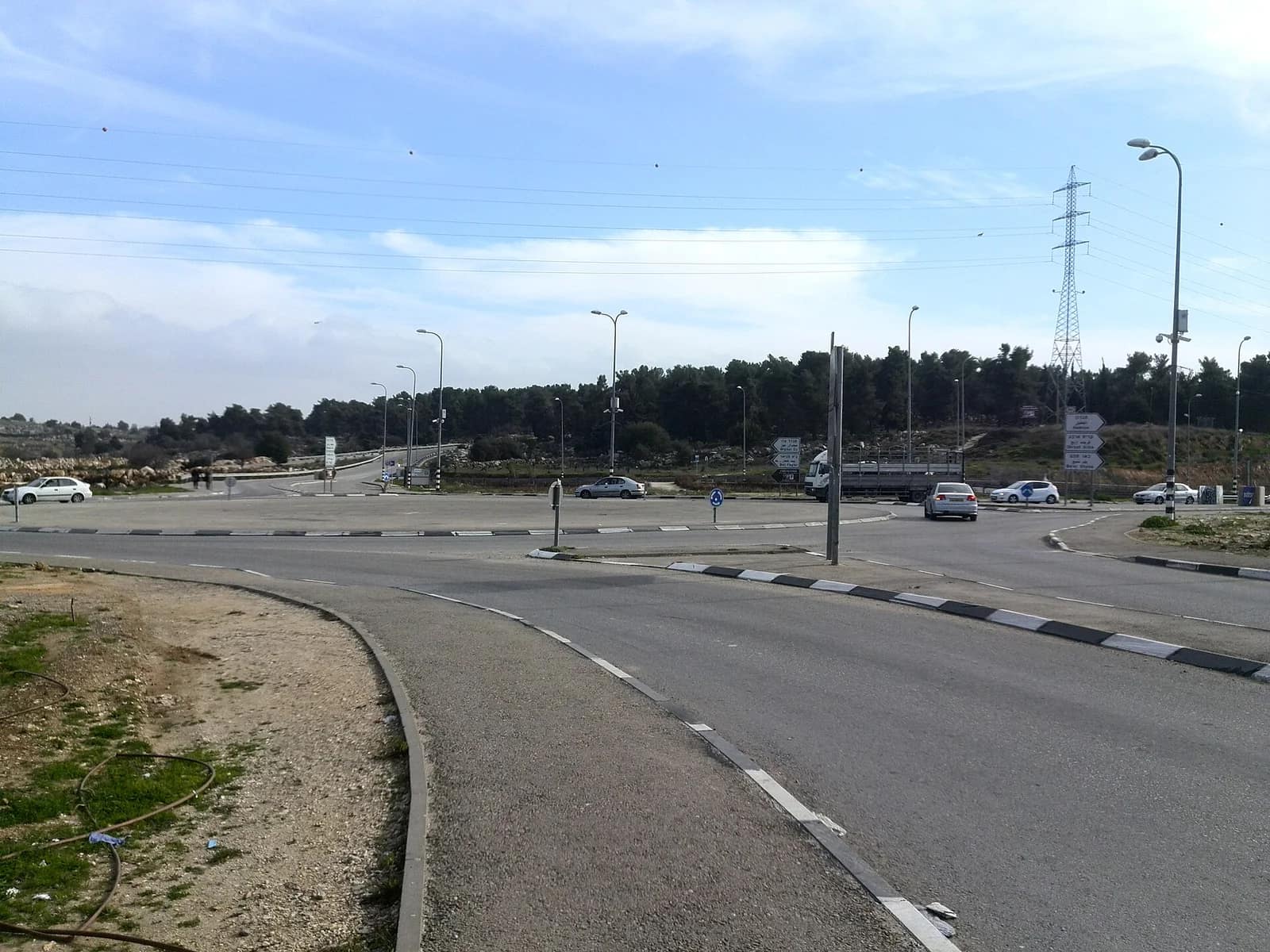 Une attaque à la voiture bélier à Gush Etzion (Judée-Samarie) fait 4 blessés